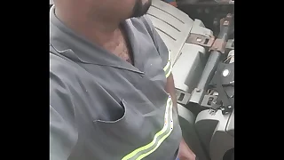 Parei o caminh&atilde;o pra dar uma mijando e subiu aquele cheiro de pika que deu at&eacute; tes&atilde;o